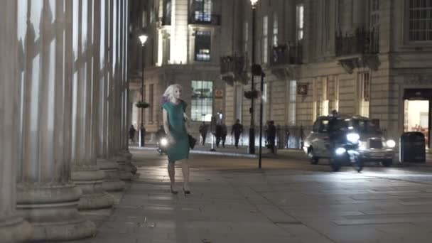 Mujer Atractiva Traje Noche Caminando Sola Ciudad Por Noche — Vídeo de stock