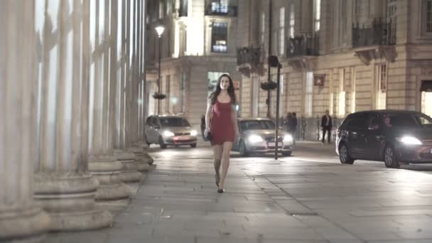 Mujer Atractiva Traje Noche Caminando Sola Ciudad Por Noche — Vídeo de stock