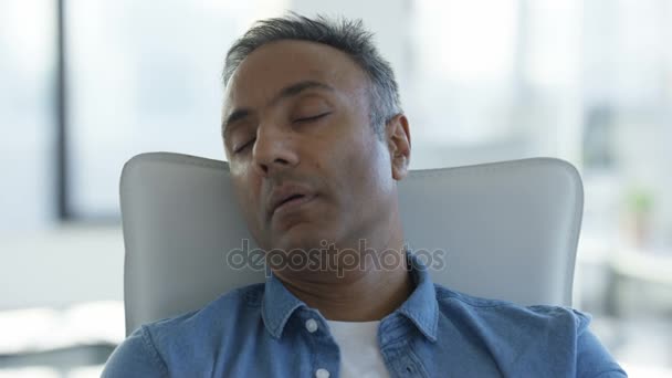 关闭了疲惫的休闲商人睡在他的椅子在办公室 — 图库视频影像