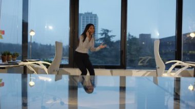 4k işkadını geç saatlere kadar ofiste aradı heyecan verici haber alma