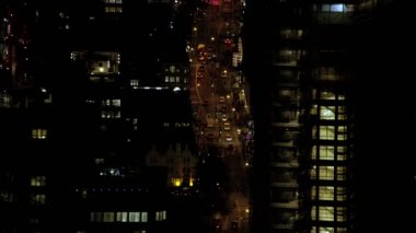 Şehir office gökdelenler ve trafik bir alanda yoğun merkezi Londra gece 4 k havadan görünümü