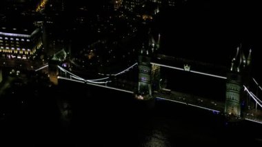 Londra'nın ikonik Tower Bridge geceleri geçiş trafik 4 k havadan görünümü