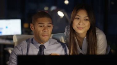 4 k portre gülümseyen iş erkek ve kadın geç saatlere kadar ofiste