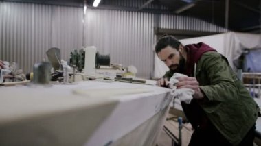 4 k baba ve oğlu bina ve yelkenli tekne, Aile şirketi tadilatı Tersane