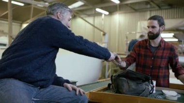 yapım ve yenileme yelkenli tekne hakkında konuşurken bir tersane 4 k işçi