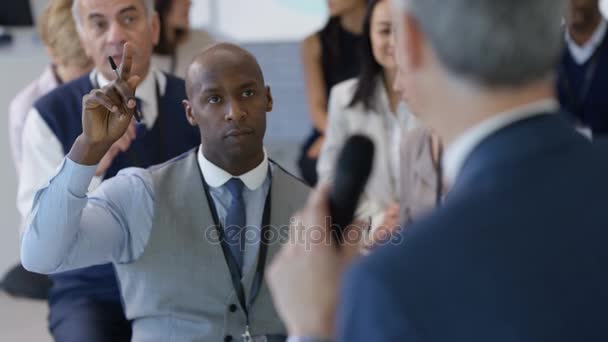 Orador Dirigiéndose Audiencia Seminario Negocios Respondiendo Preguntas — Vídeo de stock