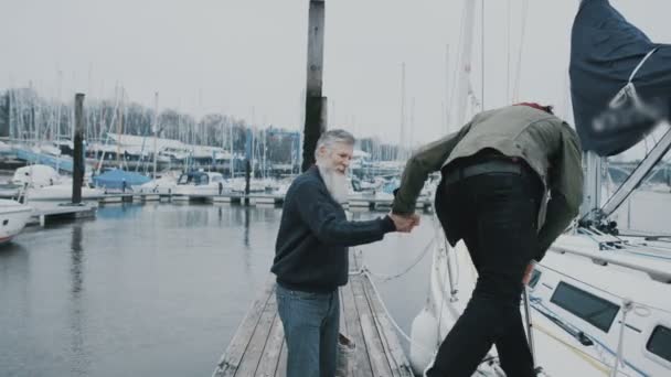 Baba Oğlu Tekne Uzakta Getting Bir Marina Iskele Boyunca Yürüyüş — Stok video