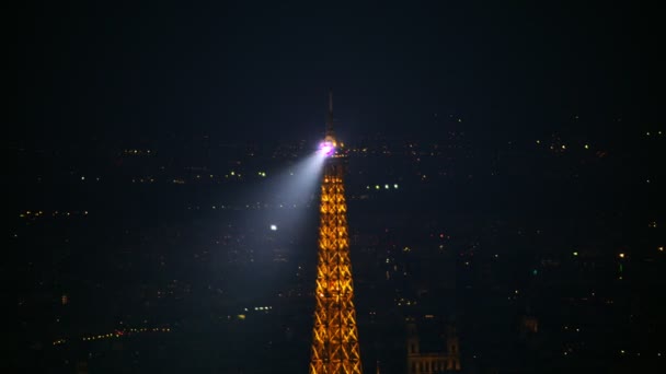 Letecký Pohled Vrchol Eiffelovy Věže Noci Osvětlená — Stock video