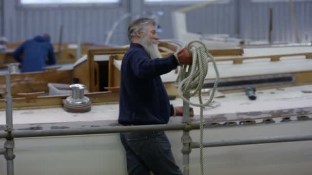 Werknemers Een Bouwwerf Die Werken Aan Bouw Renovatie Van Zeilboten — Stockvideo