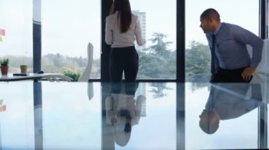 4 k iş erkek ve kadın evrak büyük ofis pencerenin önünde tartışıyor