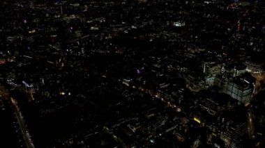 4 k hava panoramik Londra şehir binaları ve geceleri ışıklı trafik