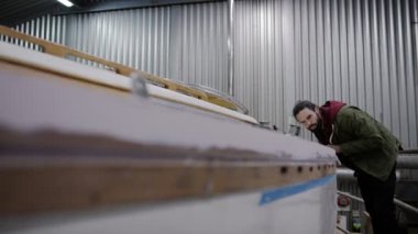 4 k baba ve oğlu bina ve yelkenli tekne, Aile şirketi tadilatı Tersane