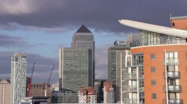 Londra Şubat 2017-4k Canary Wharf Londra ve Citigroup, Hsbc ve One Canada Square ayırt edici kuleleri yer ve havadan görünümü
