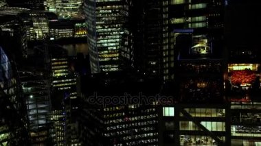 4 k Londra iş gökdelenler, geceleri ışıklı şehir ofisler hava görünümünü