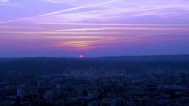 4 k hava panoramik Paris, sabah yükselmeye başlayan güneş 