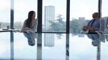 4 k iş adamı ve bir mola masaları çalışan kadın sohbet etmek