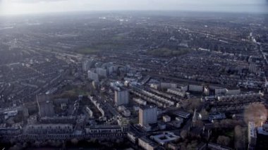 konut kule barikatlar ve diğer konut ile Londra bölgesinin üzerinden 4 k havadan görünümü