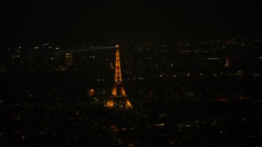 Geceleri aydınlatılan Eyfel kulesine 4 k havadan görünümü