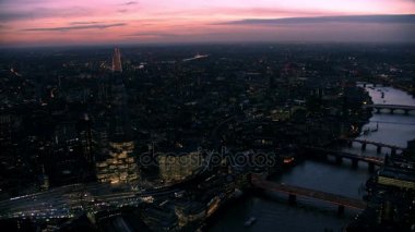 Londra Şubat 2017-4 k panoramik hava manzara, Londra cityscape ve river Thames güneş gibi sabahın erken saatlerinde içinde yükselmeye başlar
