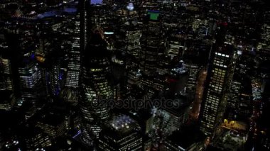 Londra Şubat 2017-4k, geceleri ışıklı şehir ofisleri, ikonik Londra iş gökdelenlerin havadan görünümü