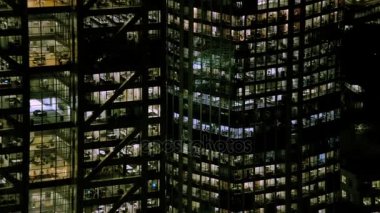 4 k Londra iş gökdelenler, geceleri ışıklı şehir ofisler hava görünümünü