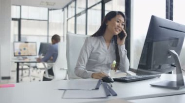 4k aradı iyi haber alma Office bilgisayar üzerinde çalışan iş kadını