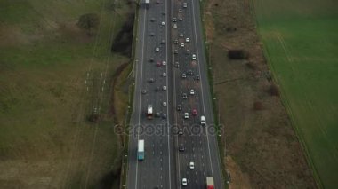 İngilizce kırsal yoluyla bir otoyolda sürüş trafik 4 k havadan görünümü.
