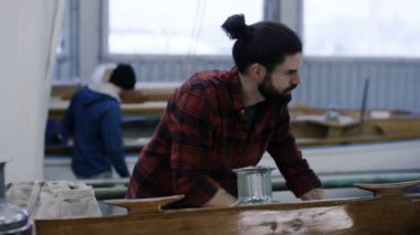 4k tersane marangoz, bir yelkenli tekne inşaat üzerinde çalışma portresi