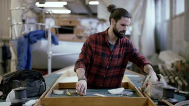 4k tersane marangoz, bir yelkenli tekne inşaat üzerinde çalışma portresi