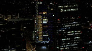 4 k Londra iş gökdelenler, geceleri ışıklı şehir ofisler hava görünümünü