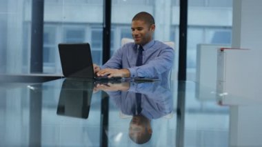 4 k neşeli işadamı laptop onun masasında çalışma