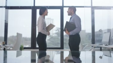 4 k iş erkek ve kadın Satışda üzerinde bir anlaşma el sallamak