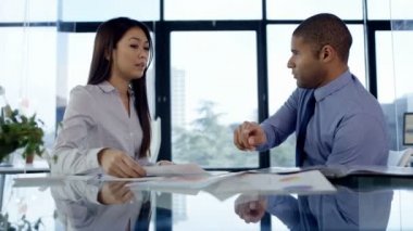4 k iş Yöneticisi office toplantıda personelin kadın üye sevindiriyor