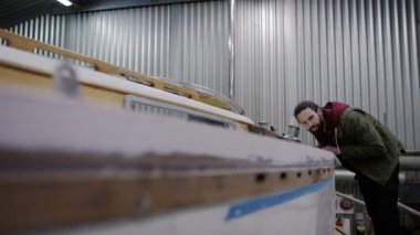 4 k baba ve oğlu bina ve yelkenli tekne, Aile şirketi tadilatı Tersane