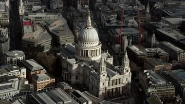 St Paul's Katedrali Londra ve ünlü kubbe yukarıda platform ile ilgilenen üzerinde duran turistler yukarıda 4 k hava uçuş