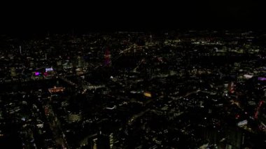 4 k hava panoramik Londra şehir binaları ve geceleri ışıklı trafik