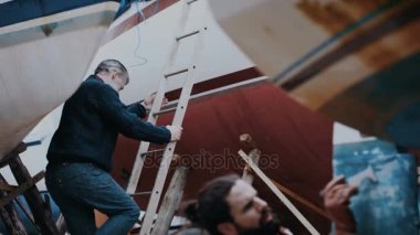 4 k genç adam yenileme üzerinde çalışan bir tersane çalışan eski bir yelkenli tekne