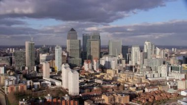 Londra Şubat 2017-4k Canary Wharf Londra ve Citigroup, Hsbc ve One Canada Square ayırt edici kuleleri yer ve havadan görünümü