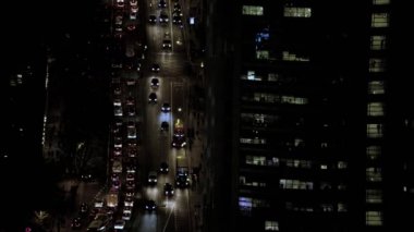 Şehir ofisleri ve trafik gece merkezi Londra'da 4 k havadan görünümü