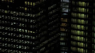 4 k Londra iş gökdelenler, geceleri ışıklı şehir ofisler hava görünümünü