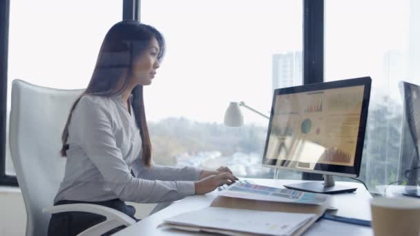 Portrait Femme Affaires Souriante Travaillant Sur Ordinateur Son Bureau — Video