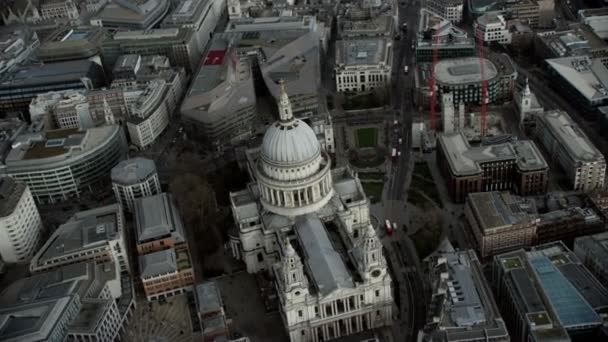空中飞行在圣保罗大教堂之上伦敦并且游人站立在观看平台在著名圆顶之上 — 图库视频影像