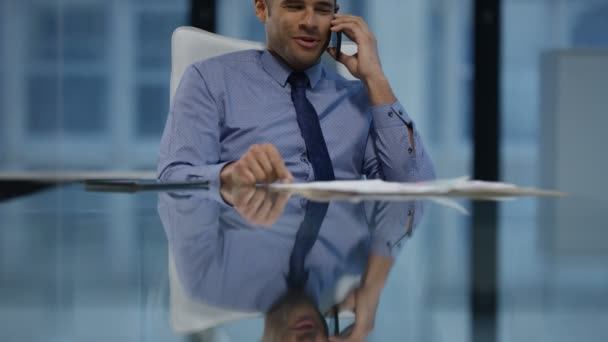Веселый Бизнесмен Разговаривает Телефону Своим Столом Современном Офисе — стоковое видео