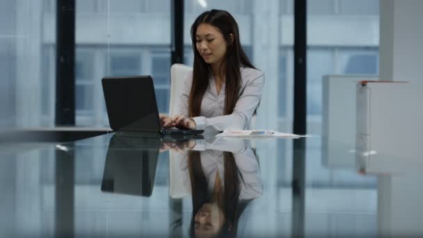 Empresária Trabalhando Laptop Vendo Algo Que Faz Muito Feliz — Vídeo de Stock