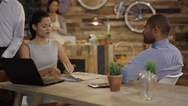 Бизнес Мужчина Женщина Проводят Встречу Кафе Официанткой Обслуживающей Напитки — стоковое видео
