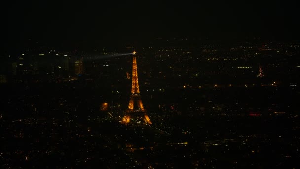 Letecký Pohled Vrchol Eiffelovy Věže Noci Osvětlená — Stock video