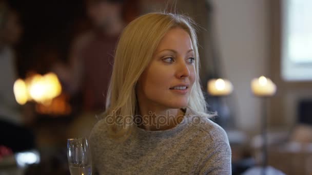 Retrato Una Atractiva Mujer Sonriente Relajándose Con Vino Frente Fuego — Vídeos de Stock