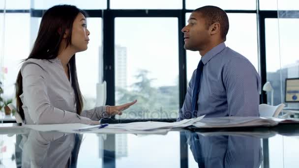 Homem Negócios Mulher Discutindo Reunião Escritório — Vídeo de Stock