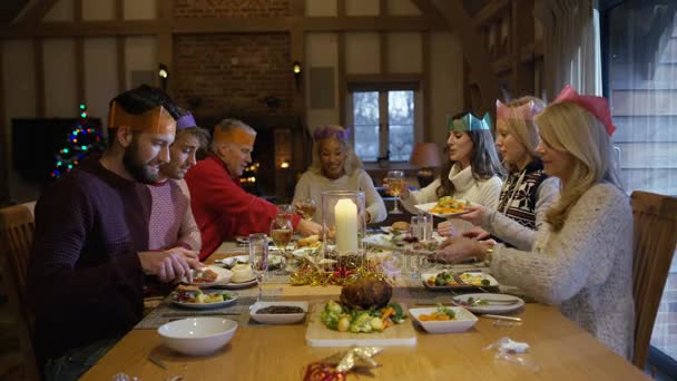 Szczęśliwa Rodzina Razem Boże Narodzenie Siadając Przy Stole Tradycyjny Posiłek — Wideo stockowe