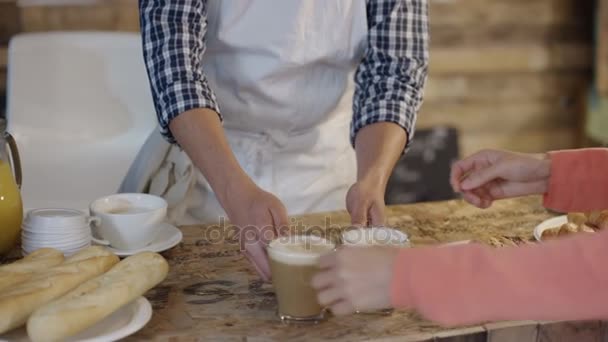 Porträt Eines Lächelnden Geschäftsinhabers Der Kunden Trendigen Café Bedient — Stockvideo